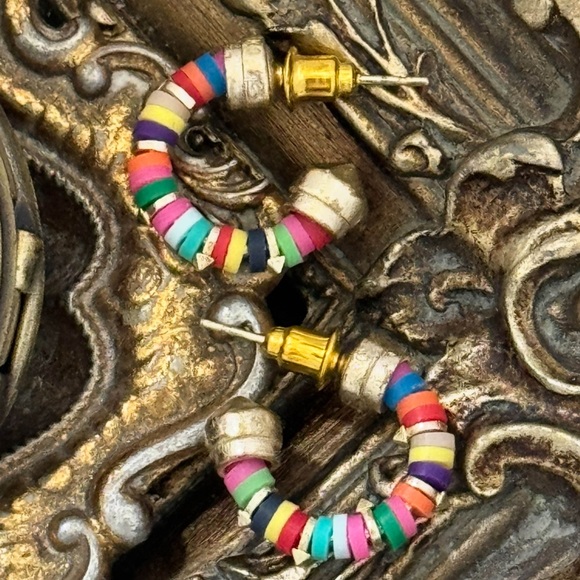 KENDRA SCOTT • Reece Huggies Boho Hoop Earrings - Picture 3 of 3